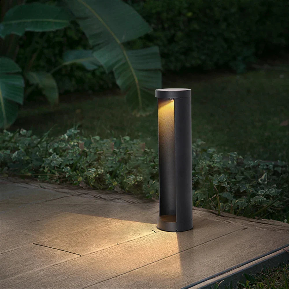 Wasserdichte LED Gartenlampe, stilvolle Stehleuchte für moderne Gartenbeleuchtung im Außenbereich.