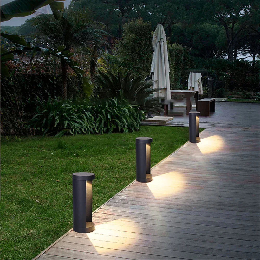 Robuste, wetterfeste LED Außenlampe als Stehleuchte für Gartenwege und Außenbereich-Beleuchtung.