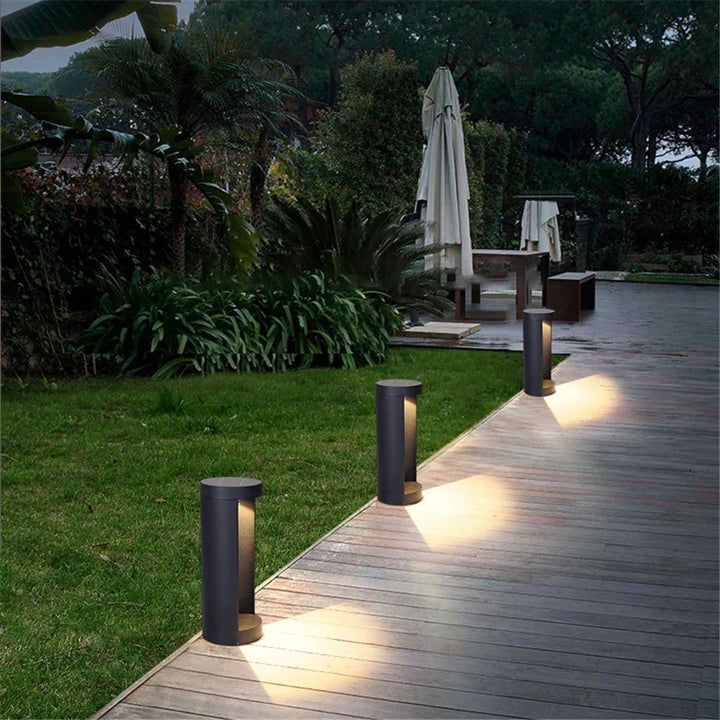 Robuste, wetterfeste LED Außenlampe als Stehleuchte für Gartenwege und Außenbereich-Beleuchtung.