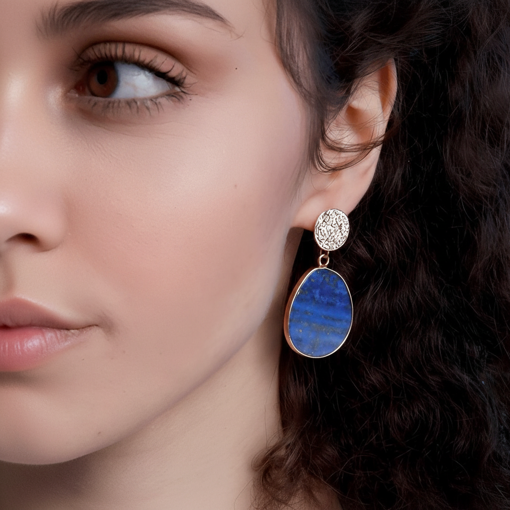 Damen Ohrringe oval mit Lapislazuli Edelsteinen. Handgefertigter Natur-Schmuck für elegante Frauen.