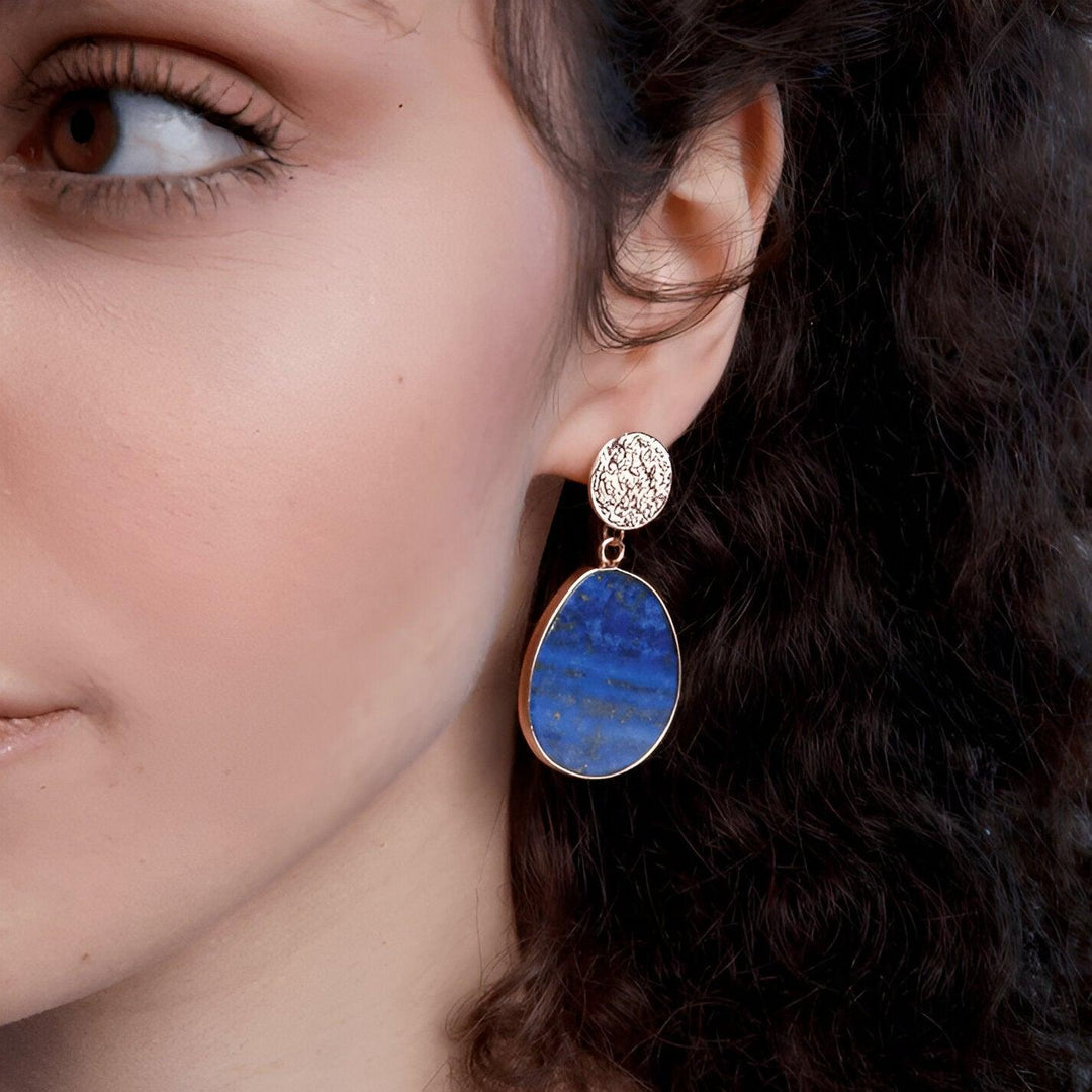 Detailansicht: Ovale Lapislazuli Damen Ohrringe, handgefertigt. Blauer Naturstein Schmuck für Frauen.