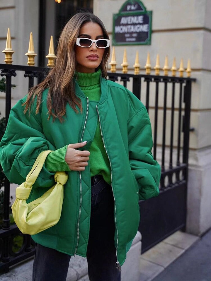 Casual Frauen Bomberjacke im Oversize-Look, perfekt für modische Herbstoutfits.