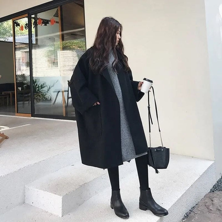 Frau trägt eleganten Damen Oversized Trenchcoat. Gürtelmantel für stilvolle Eleganz & Komfort im Alltag.