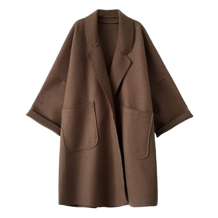 Zeitloser Damen Oversized Trenchcoat in neutralem Ton. Perfekter Übergangsmantel, stilvoll und vielseitig.