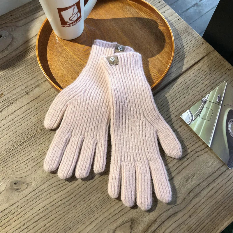 Praktische Damen Strickhandschuhe für Outdoor-Aktivitäten im Winter. Warm, stilvoll und robust.