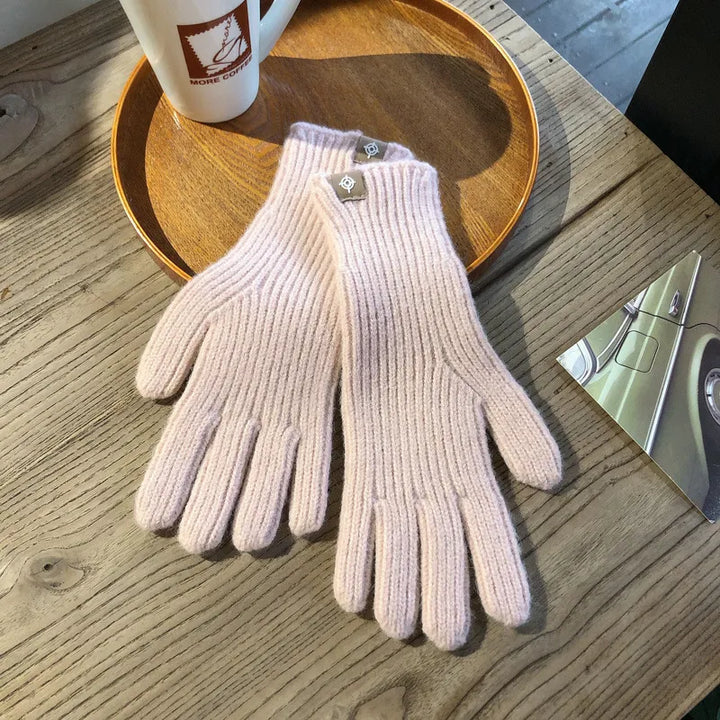 Praktische Damen Strickhandschuhe für Outdoor-Aktivitäten im Winter. Warm, stilvoll und robust.