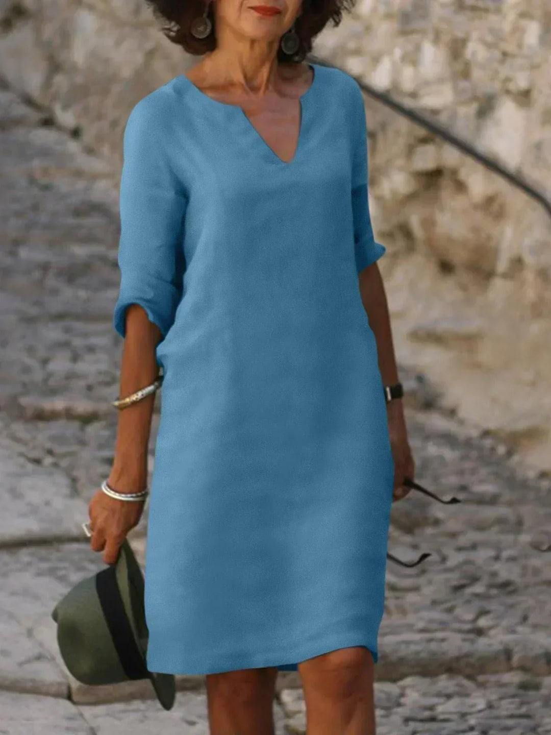 Elegantes Damen Midi Sommerkleid mit Kerbausschnitt, vielseitig als festliches oder stilvolles Freizeitkleid.