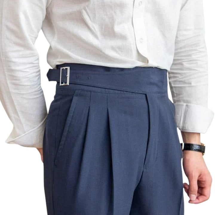 Trendige hochtaillierte Herrenhose, alltagstauglich, komfortabel und mit modernem Schnitt.