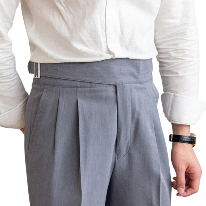 Komfortable hochtaillierte Herrenhose mit Schnallverschluss für modernen Herrenmode-Stil.