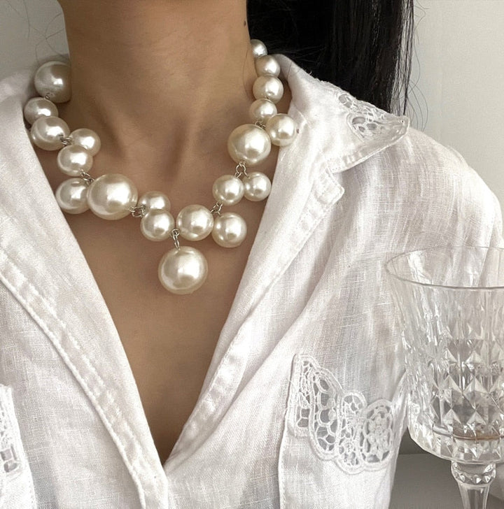 Elegante Damen Perlenkette mit glänzenden Resinperlen, ein klassisches Schmuck-Accessoire für jeden Anlass.