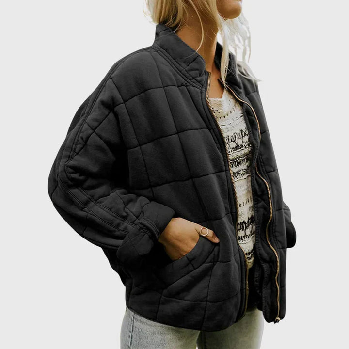 Lange Damenjacke mit markantem strukturiertem Schnitt, perfekt als stilvolle Herbst- und Frühlingsjacke.
