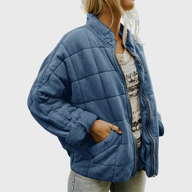 Damen Langjacke, strukturiert geschnitten, als elegante Übergangsjacke getragen, für einen modernen Herbstlook.