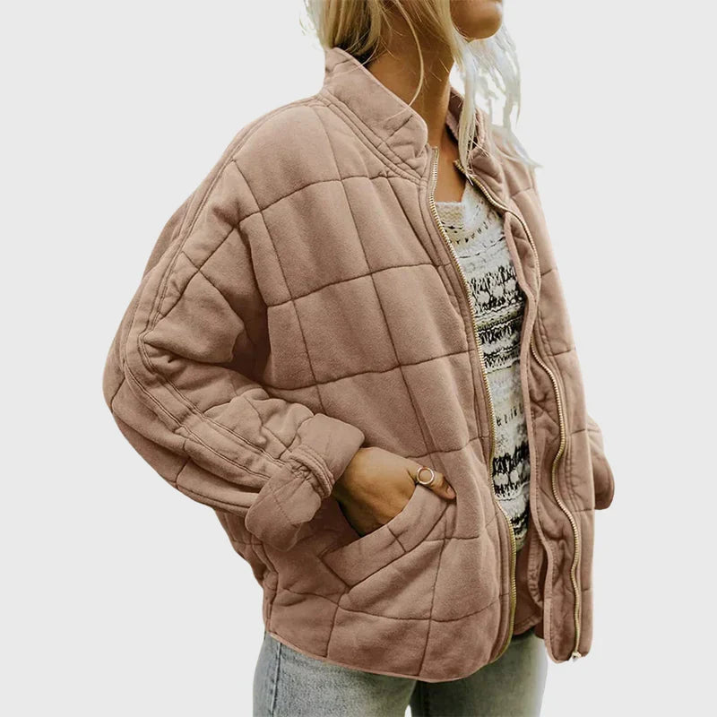 Detailaufnahme der Damen Langjacke mit strukturiertem Stoff und elegantem Design; ideale Frühlingsjacke.