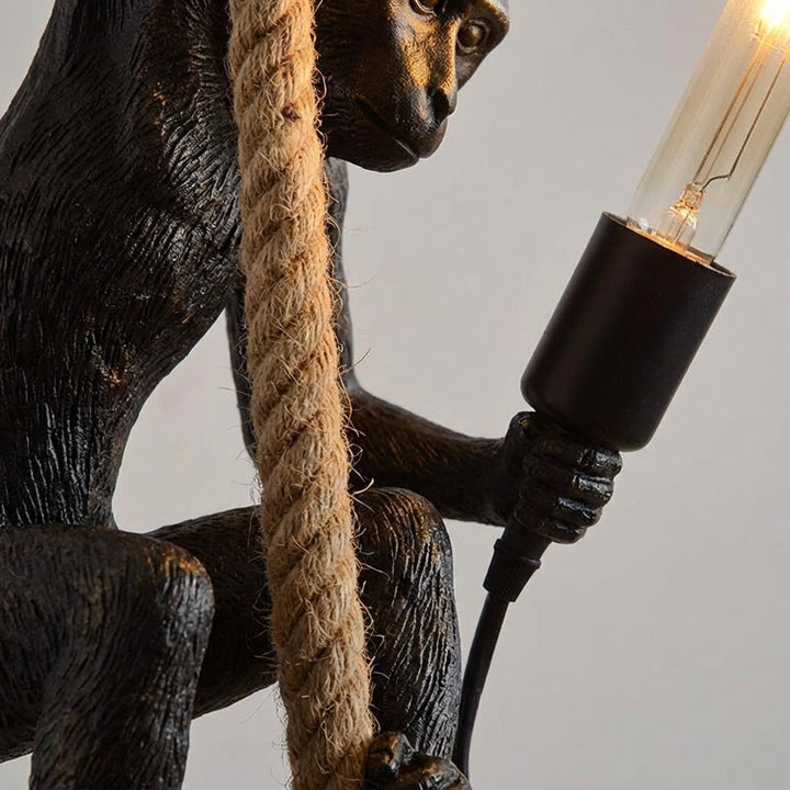 Einzigartige LuminMonkey Affen-Pendelleuchte, verspielte Designerlampe schafft Flair im Wohnzimmer.