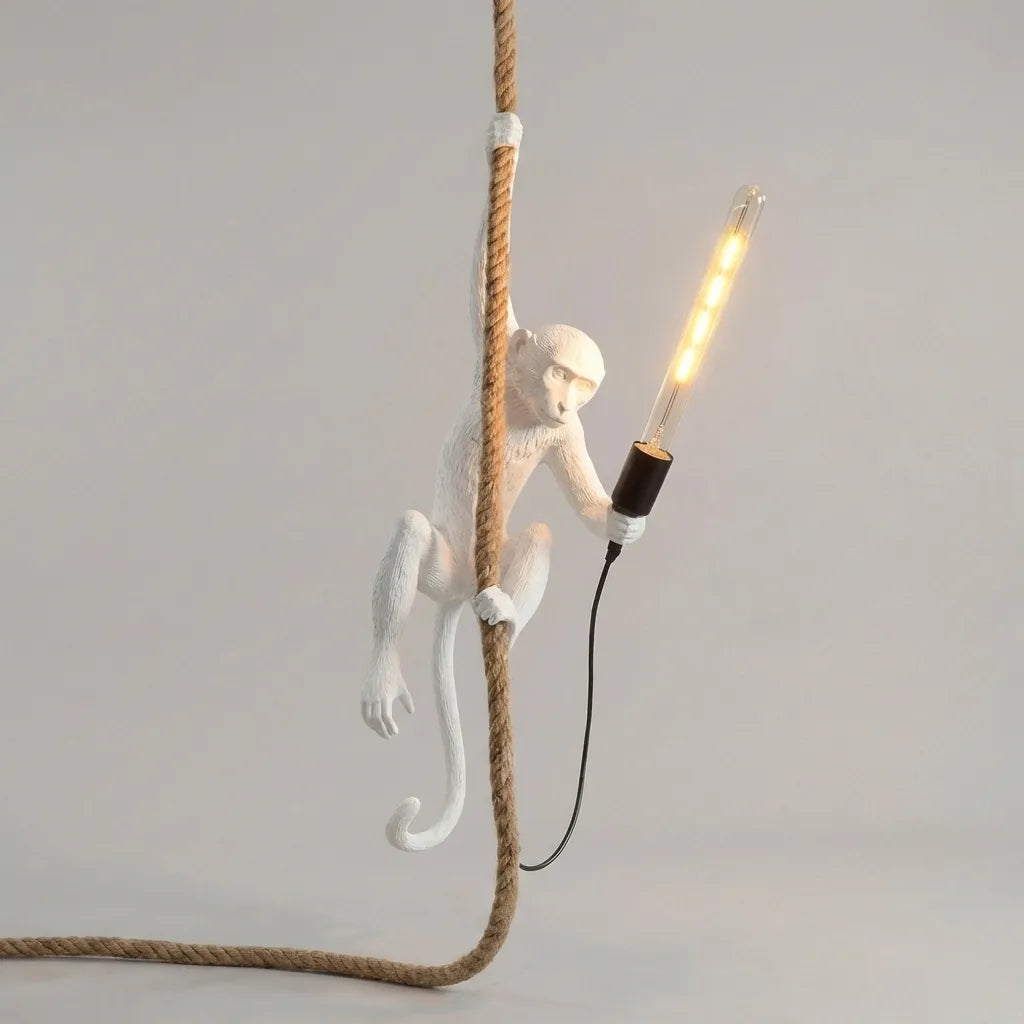 Handgefertigte verspielte Affenlampe aus Resin. Originelle Hängeleuchte für einzigartige Innenbeleuchtung.