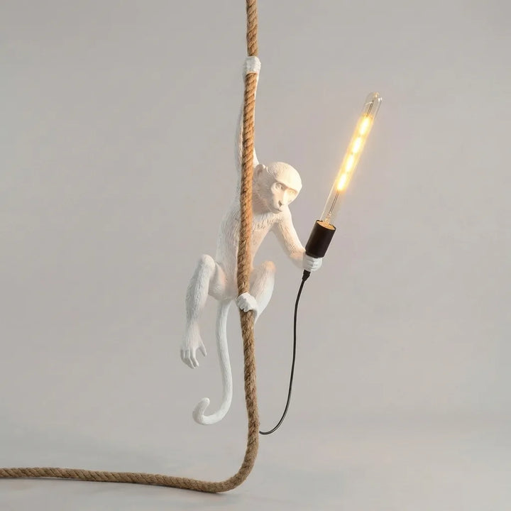 Handgefertigte verspielte Affenlampe aus Resin. Originelle Hängeleuchte für einzigartige Innenbeleuchtung.