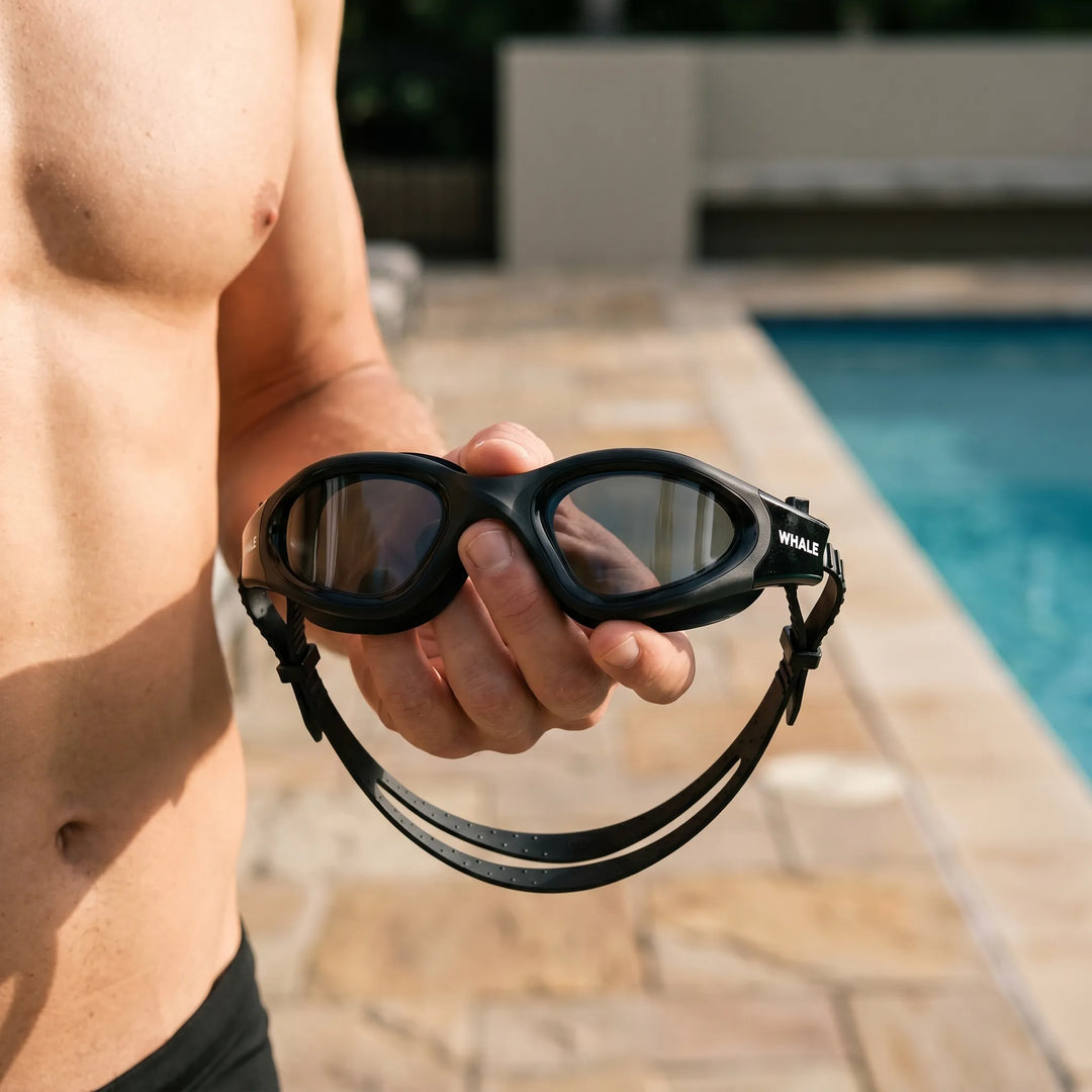 Polarisierte Schwimmbrille für Erwachsene mit Panoramasicht und UV-Schutz, ideal für Sport und Wassersport.