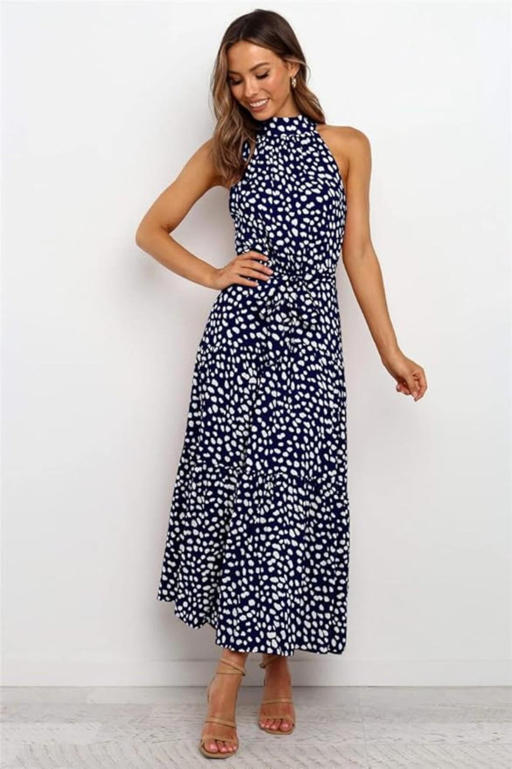 Langes Damen Sommerkleid im Boho-Stil mit einzigartigem Druckmuster und schmeichelhaftem Neckholder.