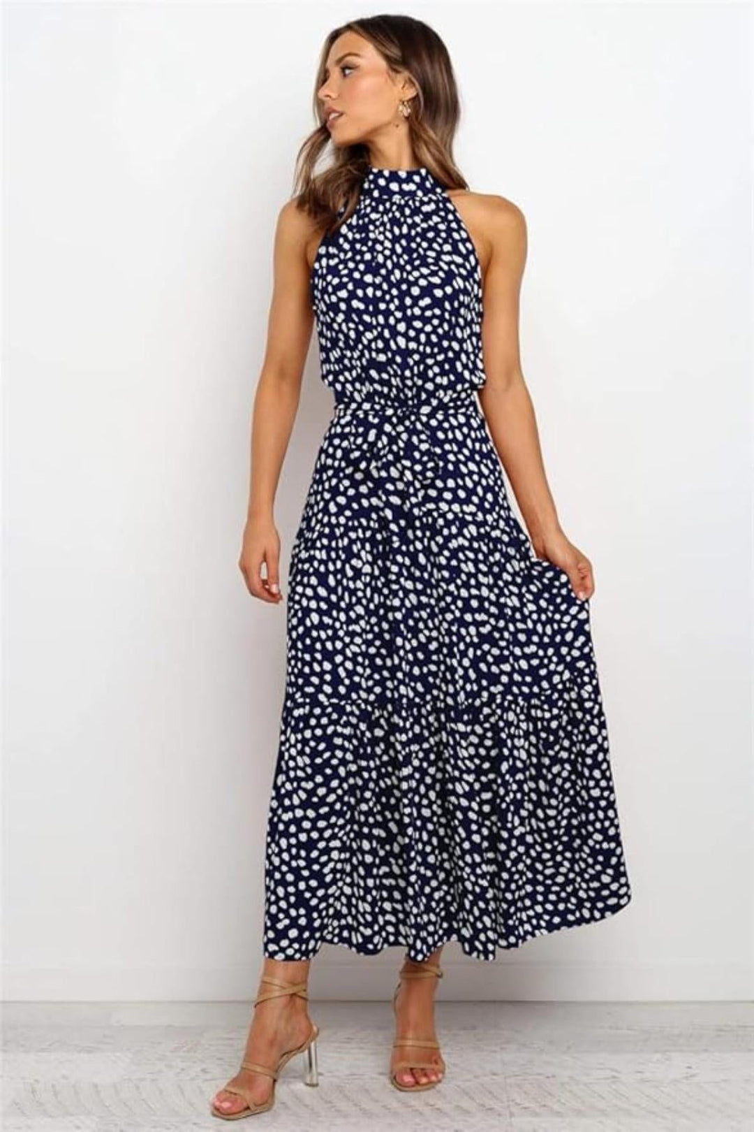 Damen Maxikleid mit farbenfrohem Druckmuster, Neckholder und eleganter Taillenschleife für den Sommer.