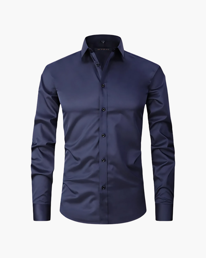 Detail des hochwertigen Herren Slim Fit Langarm Polohemdes, bügelfrei und elastisch, ideal für Business-Casual.