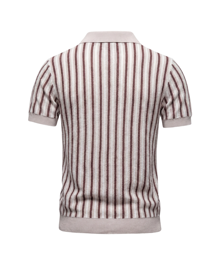 Sommerliches Herren Strick-Poloshirt mit Streifen; kombiniert casual Stil mit eleganter Note für den Mann.