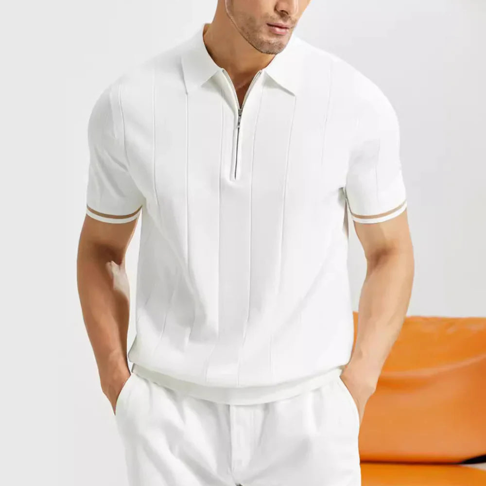 Stylisches Herren Poloshirt aus Strick mit kurzem Arm, Reißverschluss & dezenten Streifen. Elegant & sportlich.