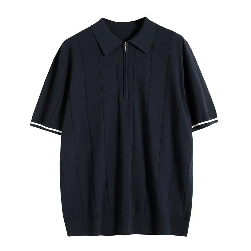 Sportliches Herren Strickpoloshirt mit kurzem Arm, Reißverschluss & feinen Streifen. Für einen modernen Look.