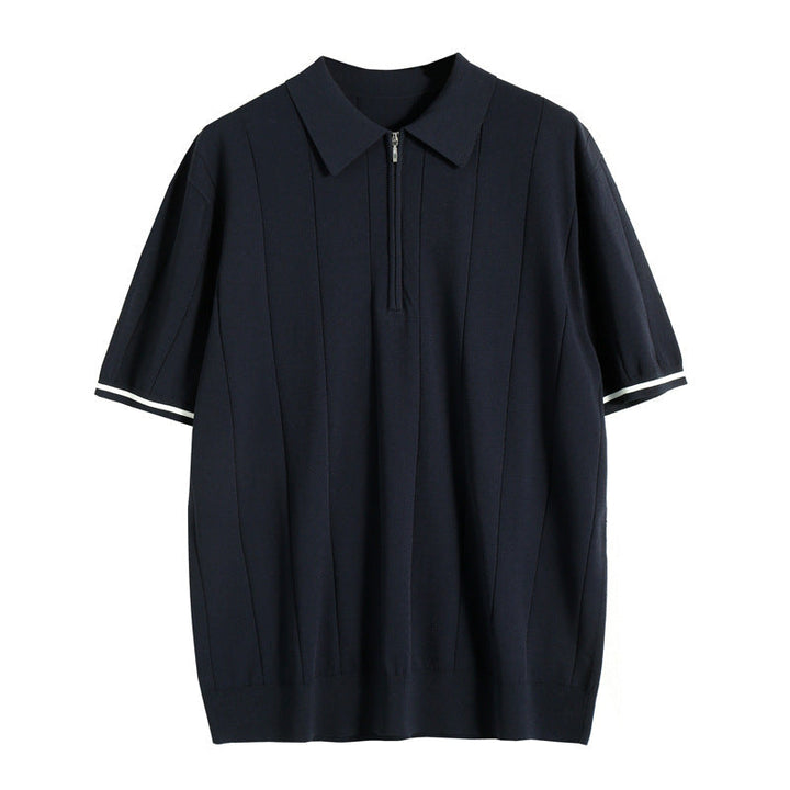 Sportliches Herren Strickpoloshirt mit kurzem Arm, Reißverschluss & feinen Streifen. Für einen modernen Look.
