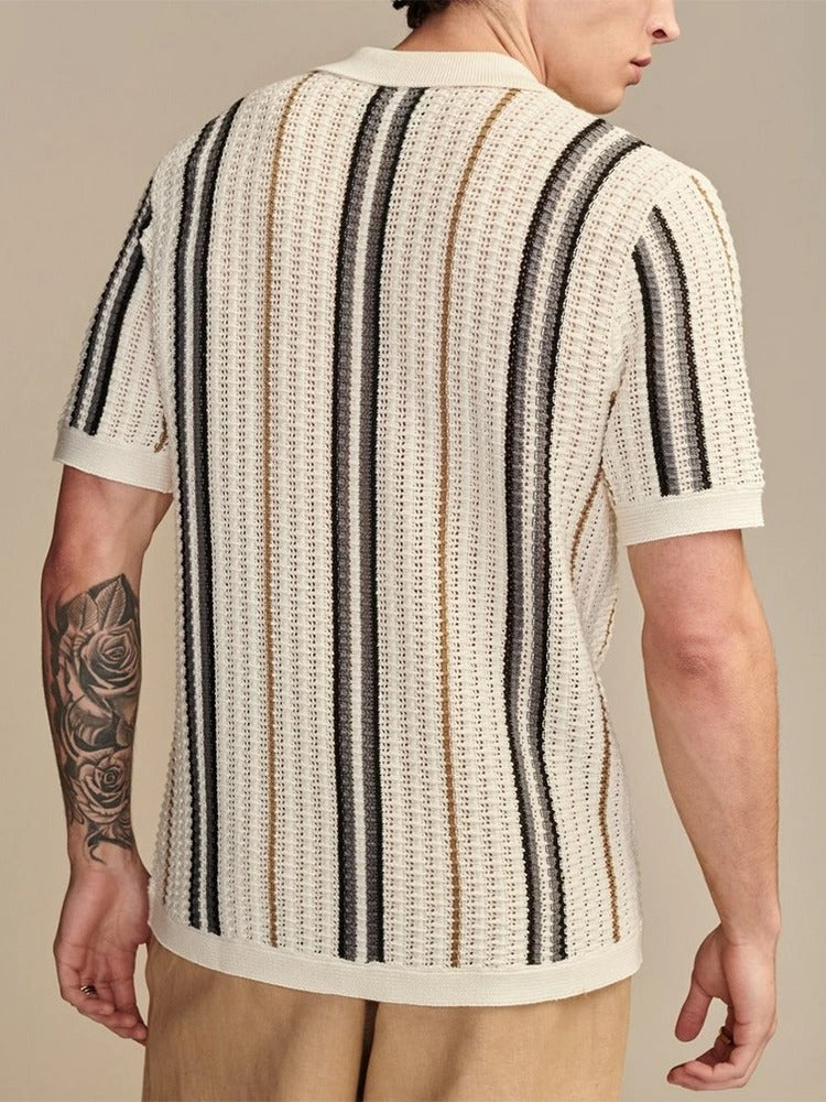 Lässiges Herren Vintage Strick-Poloshirt kurzarm mit beige-marineblau Streifen. Offener Kragen für entspannte Sommermode.