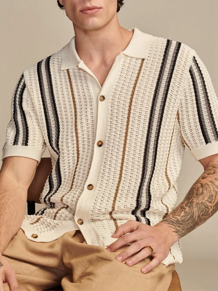 Gestreiftes Herren Poloshirt aus Strick kurzarm in Beige und Marineblau. Elegantes Freizeit-Oberteil mit offener Knopfleiste.