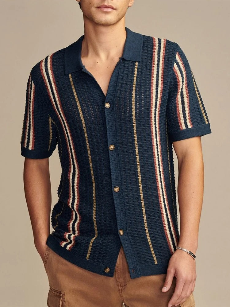 Beiges Herren Strick-Poloshirt mit maritimen Marineblau-Streifen. Lässiges Kurzarm-Oberteil mit offener Knopfleiste für den Urlaub.