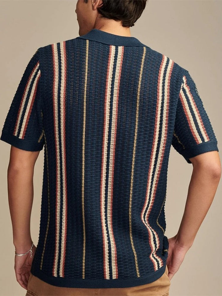 Mediterranes Herren Strick-Poloshirt kurzarm in Beige-Marineblau gestreift. Perfektes Sommer-Oberteil mit offener Knopfleiste.