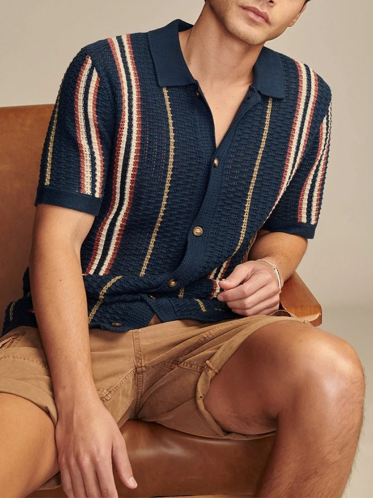 Herren Strick-Poloshirt kurzarm mit stilvollen Beige-Marineblau Streifen. Offene Knopfleiste für lässige Vintage-Sommermode.