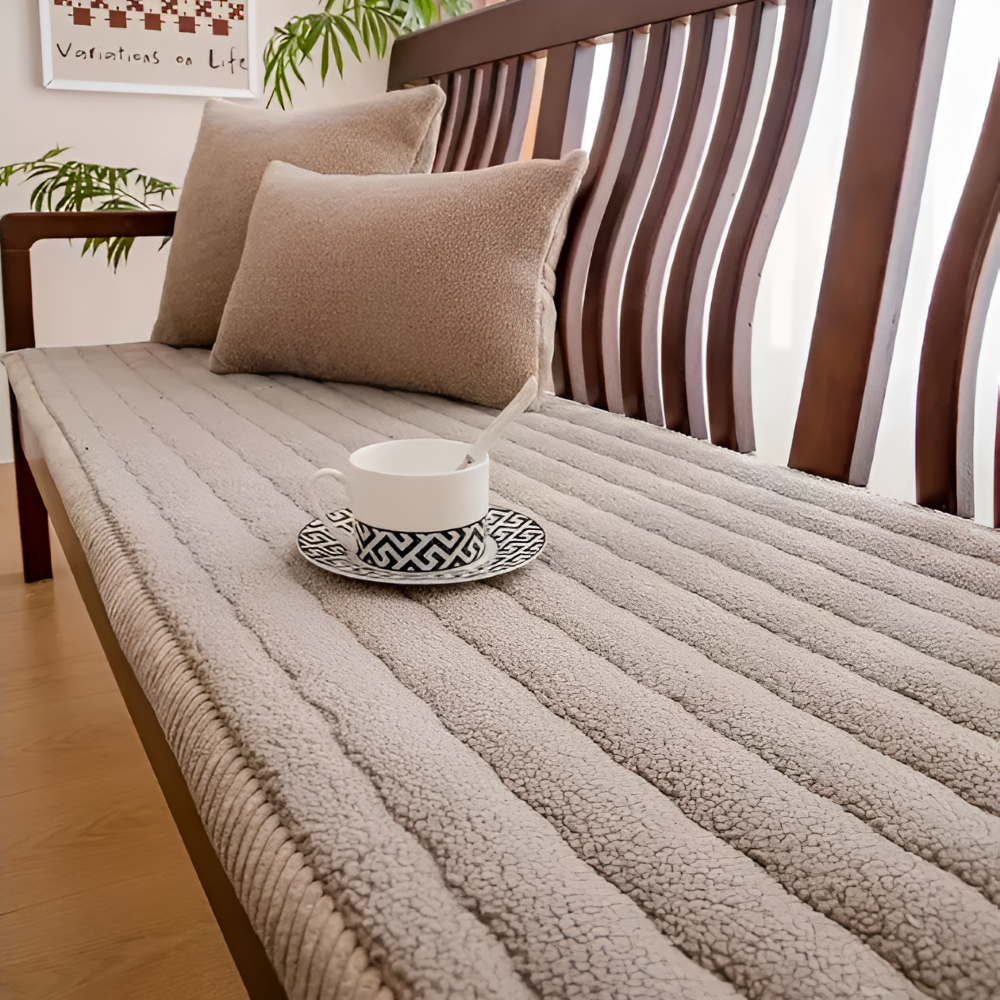 Moderner Sofabezug aus weichem Plüsch, rutschfest, optimaler Schutz für Ihr Sofa & Haustiere.