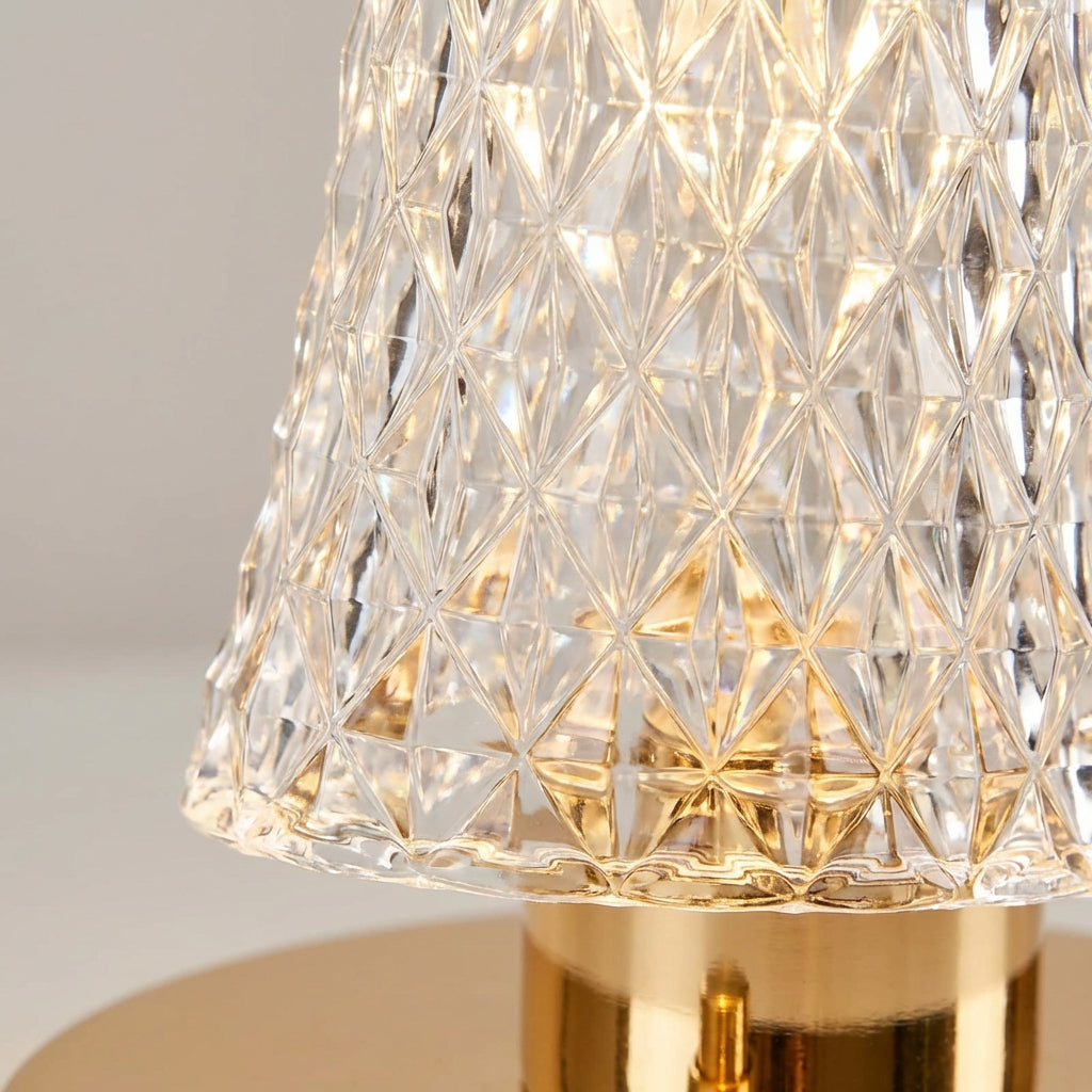 Crystelle Touch-Tischlampe aus Kristall mit LED-Licht, schafft elegante Atmosphäre als kabellose Akku-Dekolampe.