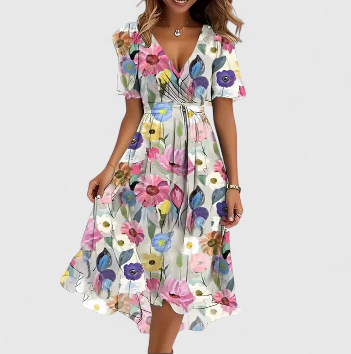 Schickes Damen Partykleid, slim fit geschnitten, mit auffälligem floralem Muster und femininem V-Ausschnitt. Sommerstil.