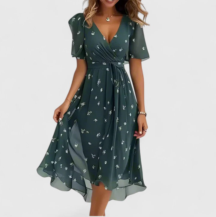 Florales Damen Strandkleid im Slim Fit, mit V-Ausschnitt und Schmetterlingsärmeln. Ein elegantes Kurzkleid für den Urlaub.