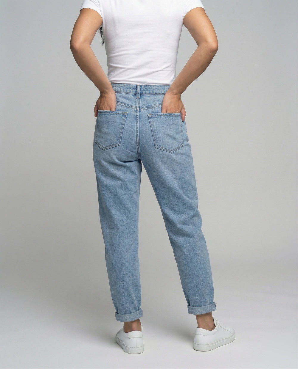 Stylische Tapered Fit Damenhose mit gekrempeltem Saum. Perfekte Freizeithose für lässige Alltags-Looks.