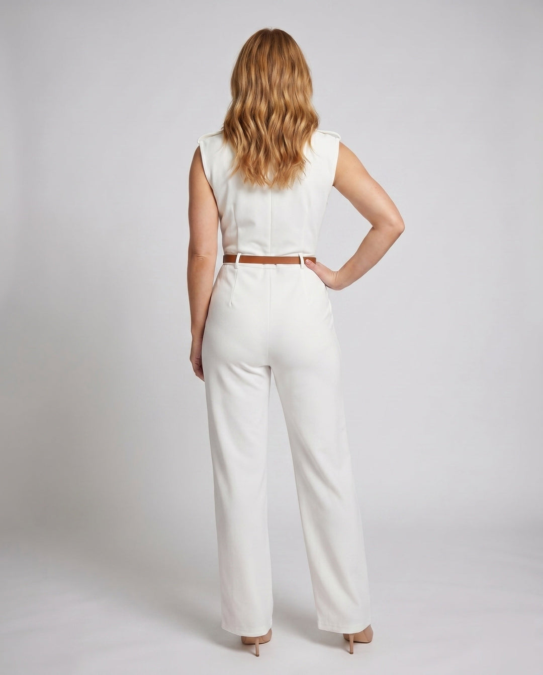 Schicker Damen Jumpsuit mit V-Ausschnitt und fließendem weitem Bein, ideal für Abendmode.