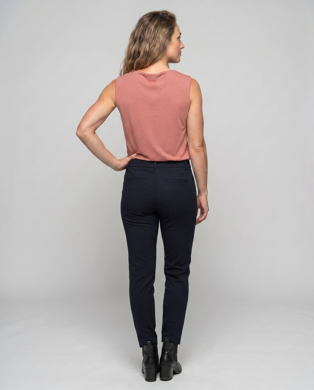 Schickes, ärmelloses Damen Blusen-Top mit elegantem Wasserfallkragen. Ideal für sommerliche Mode.