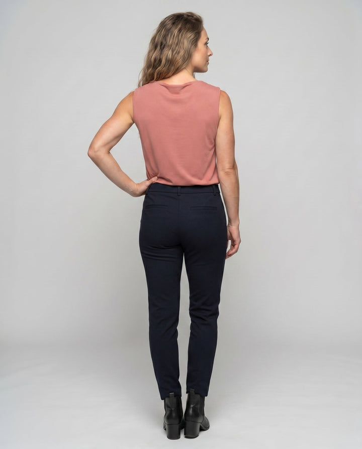 Schickes, ärmelloses Damen Blusen-Top mit elegantem Wasserfallkragen. Ideal für sommerliche Mode.