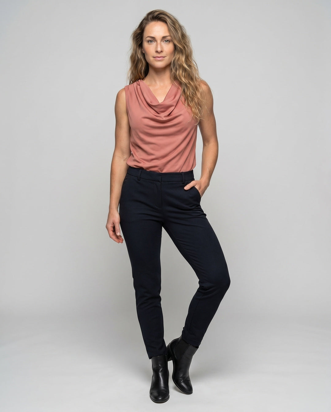 Damen ärmelloses Cowl-Neck Top mit elegantem Wasserfallkragen. Stilvoll für Sommer & Freizeit.