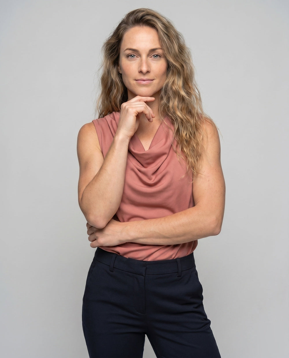 Elegantes ärmelloses Damen Oberteil mit Wasserfallkragen, perfekt für Party, Sommer & Freizeit.