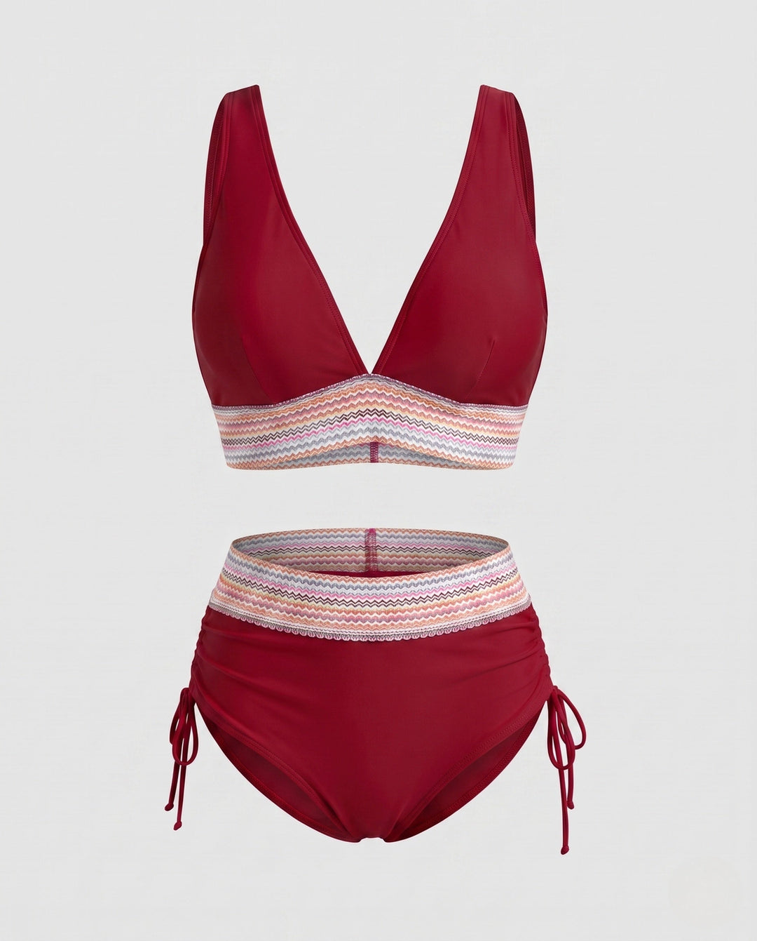 Model trägt hochgeschnittenen Damen Bikini mit V-Ausschnitt & Raffung am Strand, Sommer-Ready.