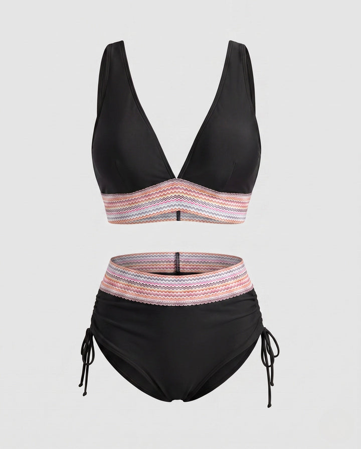 Ansicht Damen Strandbikini: V-Ausschnitt, hochgeschnittenes Unterteil, Raffdetails für modernen Look.