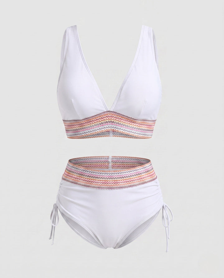 Damen Bademode: Zweiteiler Bikini, V-Ausschnitt, hochgeschnittenes Unterteil, Raffdetails für perfekten Sitz.