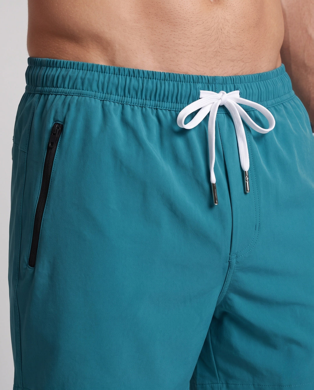 Stylische Herren Strandshorts für Sommerurlaub, wasserabweisend & mit nützlichen Reißverschlusstaschen.