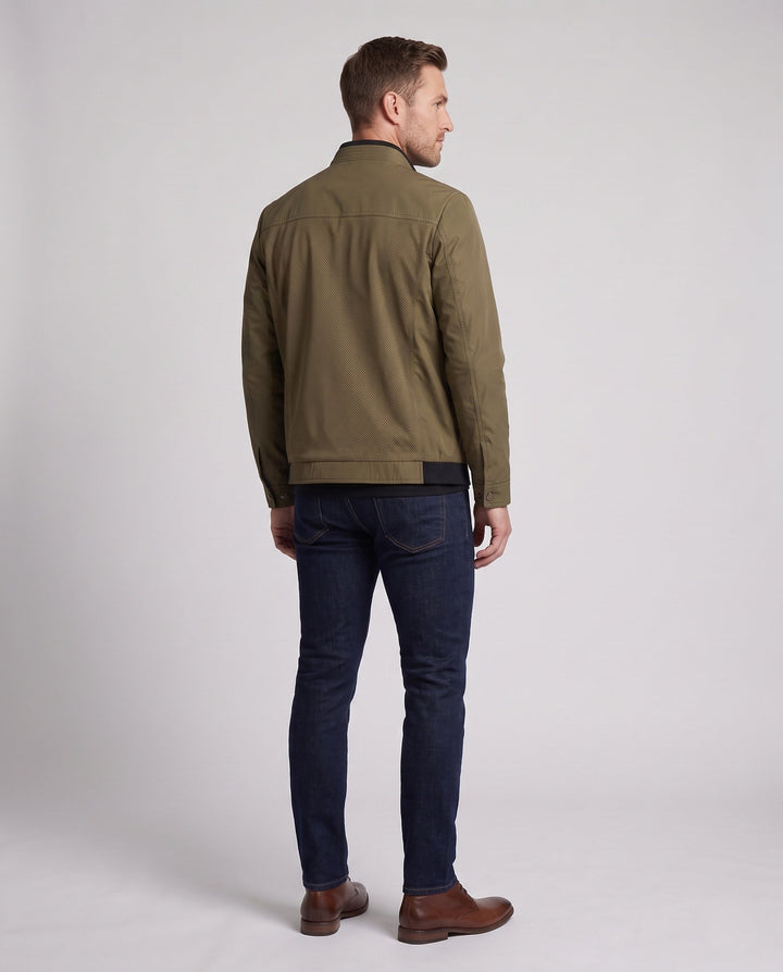 Herren Hybridjacke in Khaki mit Stehkragen. Atmungsaktive, leichte Übergangsjacke für Business Casual und Freizeit.