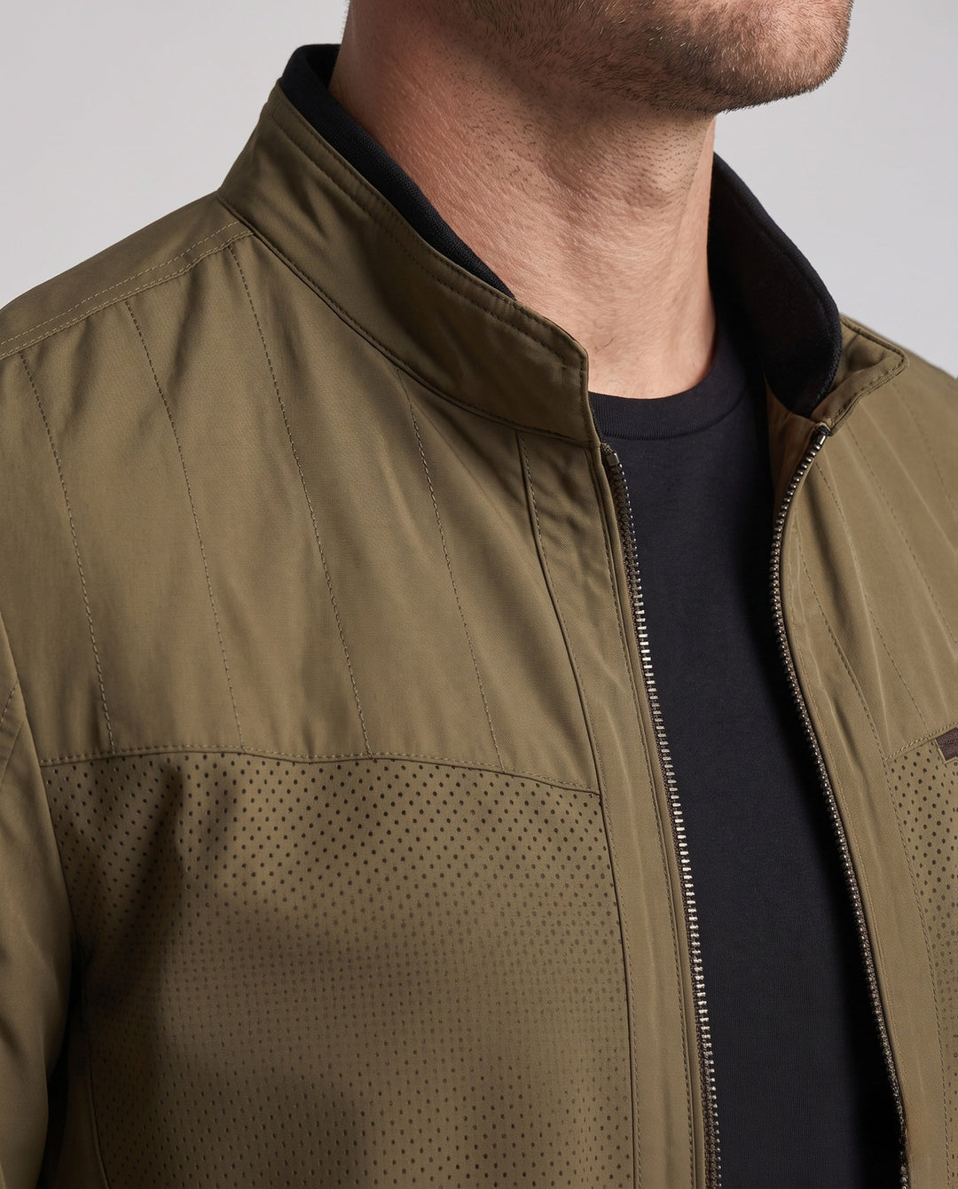 Rückenansicht der grünen Herren Übergangsjacke, slim fit. Atmungsaktive, leichte Freizeitjacke für Herbst/Frühling.