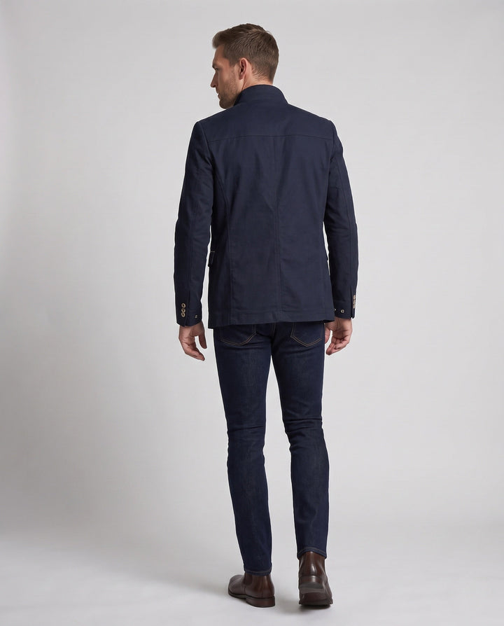 Eleganter blauer Herren Freizeit Blazer mit Stehkragen, Dreiknopf-Design. Perfekt für Business Casual & Alltag.